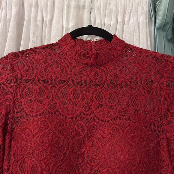 GUESS Women Size 0 Red and Black Floral Lace High Neck Built-In Bra Sheath Dress - Picture 3 of 6